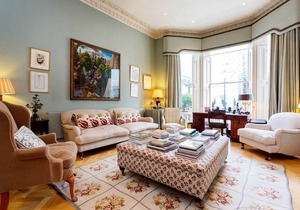 Large 3 BR home in a great Notting Hill location. Next to the tube! (Veeve)