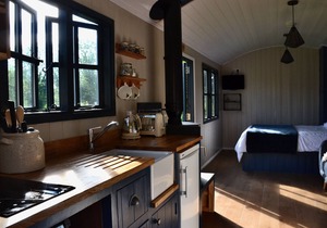 Large Luxury Shepherds Hut with Hot Tub near Bath