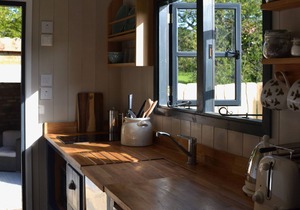 Large Luxury Shepherds Hut with Hot Tub near Bath