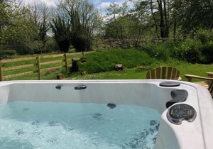 Large Luxury Shepherds Hut with Hot Tub nr Bath