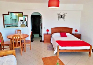 Large Studio Apartment, Sea views, pool and 10 min from the beach