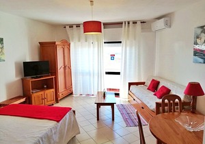 Large Studio Apartment, Sea views, pool and 10 min from the beach