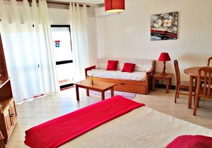 Large Studio Apartment, Sea views, pool and 10 min from the beach