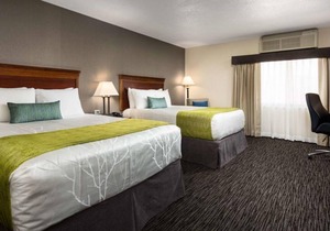 Large Unit with FREE Breakfast! Pets Are Welcome! Pools, Game Room, Parking!