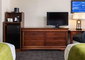 Large Unit with FREE Breakfast! Pets Are Welcome! Pools, Game Room, Parking!