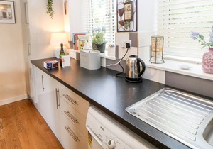 LAVENDER COTTAGE, pet friendly, with open fire in Grewelthorpe