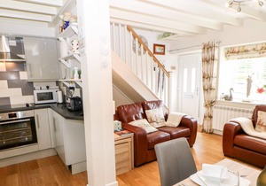 LAVENDER COTTAGE, pet friendly, with open fire in Grewelthorpe