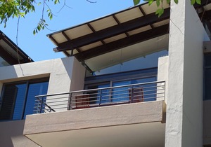 Light&Bright top floor Apartment, a minute's walk to the beach!