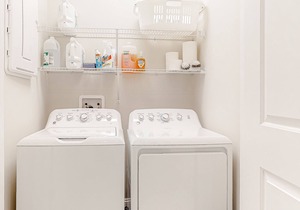 Lighthouse View townhouse overlooking the water with WiFi & private W/D