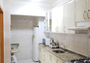 LINDO AP NA RUA 252, NO CORAÇÃO DE MEIA PRAIA