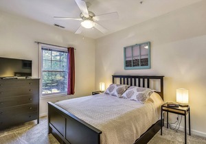LINENS INCLUDED*! 3/N MINI-STAYS! CONVENIENT, COMMUNITY POOL/WIFI Internet Included! SHORT DRIVE TO BEACH