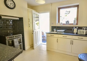 LING FELL COTTAGE, pet friendly, with open fire in Backbarrow