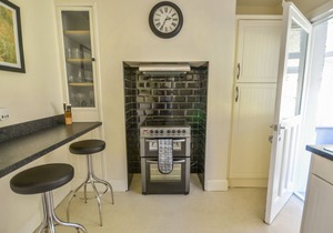 LING FELL COTTAGE, pet friendly, with open fire in Backbarrow