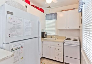 Little House | Pet Friendly Cottage + Easy Walk to the Sand!