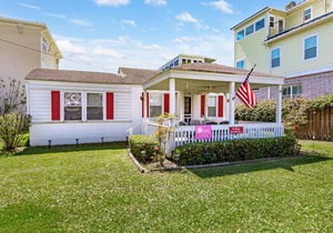 Little House | Pet Friendly Cottage + Easy Walk to the Sand!