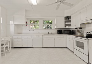 Located next to the 5th Street Beach Entrance and sleeps 11
