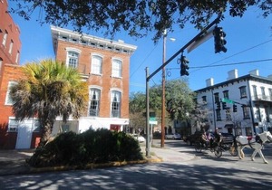 Location, Location! 2BR/2BA in Center of Downtown