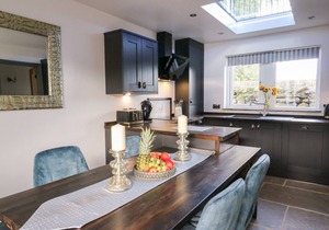 LOCK VIEW - NORDIC SPA, pet friendly, with hot tub in Gargrave