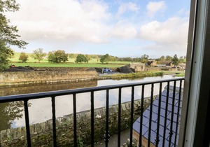 LOCK VIEW - NORDIC SPA, pet friendly, with hot tub in Gargrave
