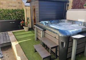 LOCK VIEW - NORDIC SPA, pet friendly, with hot tub in Gargrave