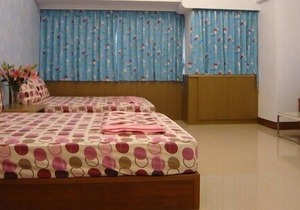 Loft Style Apt sleeps 4~6pax near Kaohsiung Train Station 童話世界樓中樓近高雄火車站