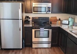Lovely 1-Bedroom apartment w/ free parking garage