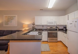 Lovely 2-story, 3-Bd Home, Steps to Marina store and Bonito Boathouse