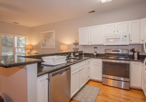 Lovely 2-story, 3-Bd Home, Steps to Marina store and Bonito Boathouse