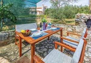 Lovely Apartment In Pula With Wifi