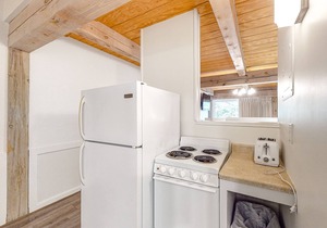 Lovely condo suite, close to golfing & the beach with pool & home comforts