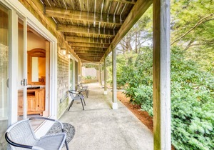 Lovely condo suite, close to golfing & the beach with pool & home comforts