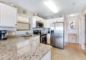 Lovely condo with shared pool, washer/dryer, high-speed WiFi, and central AC