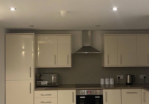 Lux and Comfort At Dealhouse Apt King Bed