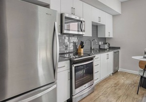 Luxe Emeryville Studio w/ Gym, Pool, Parking, near BART, by Blueground