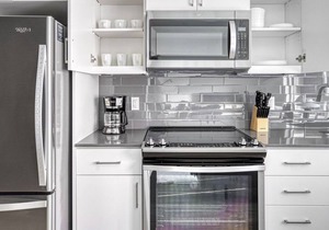 Luxe Emeryville Studio w/ Gym, Pool, Parking, near BART, by Blueground