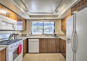 Luxe Resort Getaway - 8 Miles to Shops on El Paseo