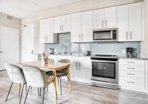 Luxe San Carlos 2BR w/Gym, Pool & BBQ, walk to Caltrain, by Blueground