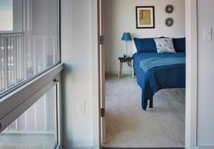 LUXURIOUS 1BR APT IN UPTOWN HIGH-RISE W/CITY VIEWS