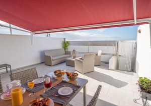 Luxurious apartment with large terrace and sea views