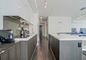 Luxurious Condo DT Amazing Lake Views sleeps 10+4