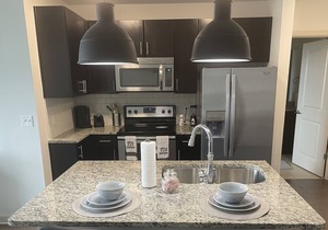 Luxury 1br HIGHRISE w/ a balcony & uptown view