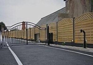 Luxury 3 Bedroom 2 Bathroom home, Close To Beaches,Parking for 1 car