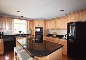 Luxury accommodation overlooking Lake Otsego with private waterfront. 11 rooms.