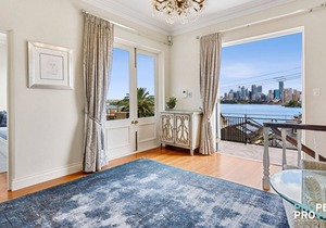 Luxury European 4 Bedroom Home w/Harbour Views