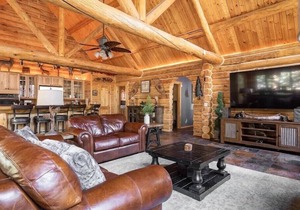 Luxury Log Cabin ~ with game room minutes away from Snow Summit Slopes