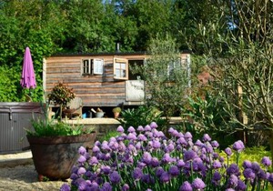 Luxury, rural Shepherds Hut with hot tub nr Bath