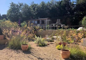 Luxury, rural Shepherds Hut with hot tub nr Bath