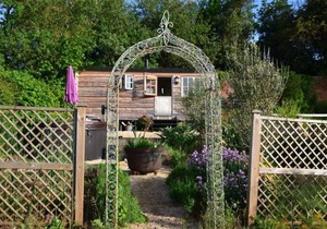 Luxury, rural Shepherds Hut with hot tub nr Bath
