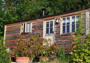 Luxury, rural Shepherds Hut with hot tub nr Bath