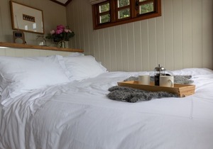 Luxury Shepherds Hut with hot tub and WiFi in rural location near Bath +Bristol